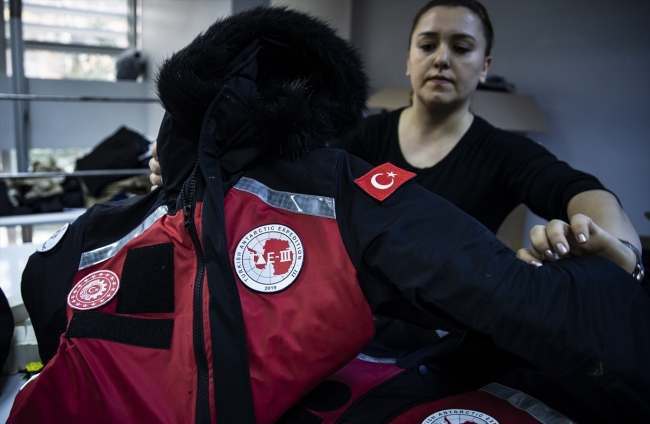 Antarktika'da "yerli üretim" kıyafetlerle ısınıyorlar