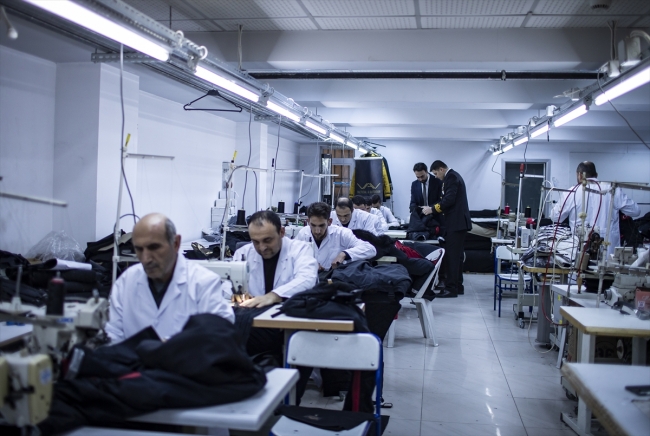 Antarktika'da "yerli üretim" kıyafetlerle ısınıyorlar