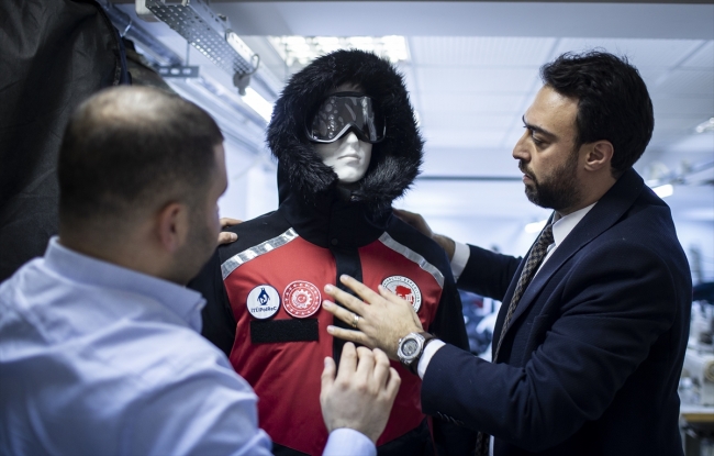 Antarktika'da "yerli üretim" kıyafetlerle ısınıyorlar