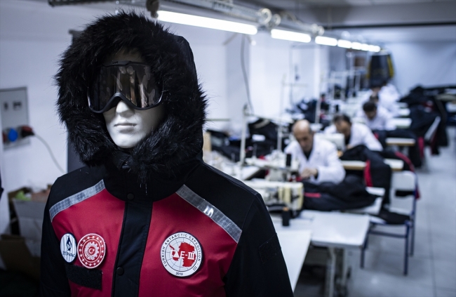 Antarktika'da "yerli üretim" kıyafetlerle ısınıyorlar