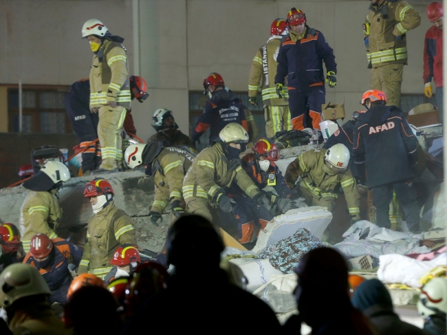 Kartal'da çöken binada kurtarma çalışmaları devam ediyor