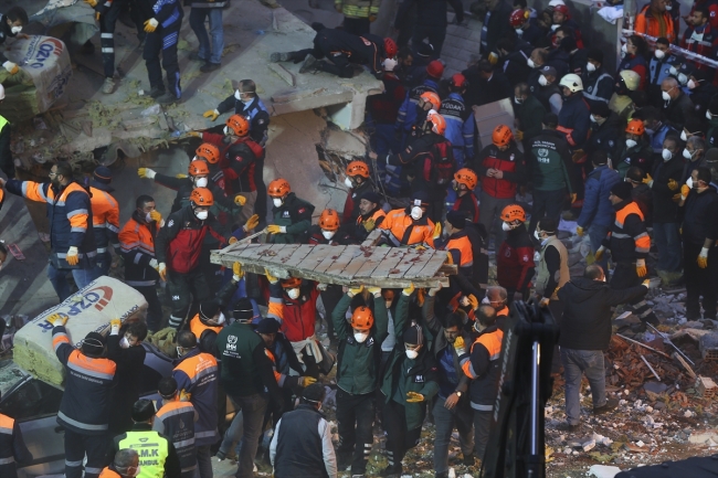 Kartal'da çöken binada kurtarma çalışmaları devam ediyor