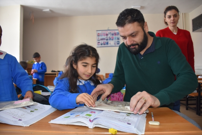 Köydeki "küçük prenses"lerin kuaför mutluluğu