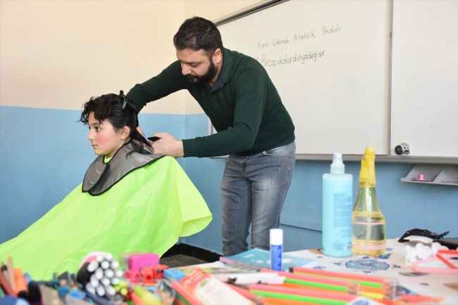 Köydeki "küçük prenses"lerin kuaför mutluluğu