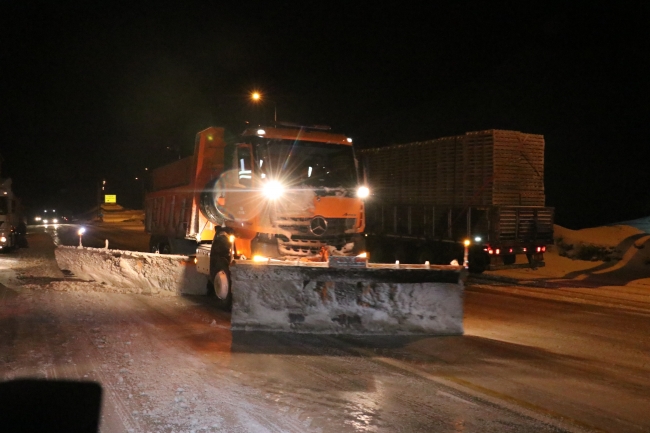 Erzincan'da ulaşıma kar ve tipi engeli