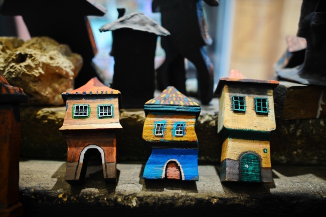 Geleneksel Bosna evlerini renkli maketlerde yaşatıyor