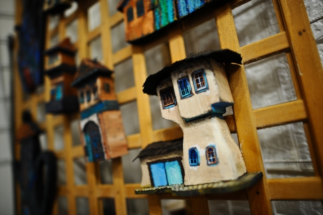 Geleneksel Bosna evlerini renkli maketlerde yaşatıyor