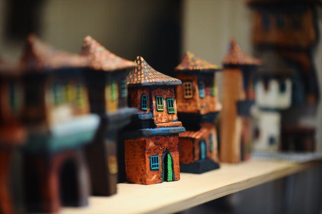 Geleneksel Bosna evlerini renkli maketlerde yaşatıyor