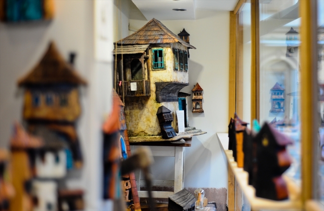 Geleneksel Bosna evlerini renkli maketlerde yaşatıyor