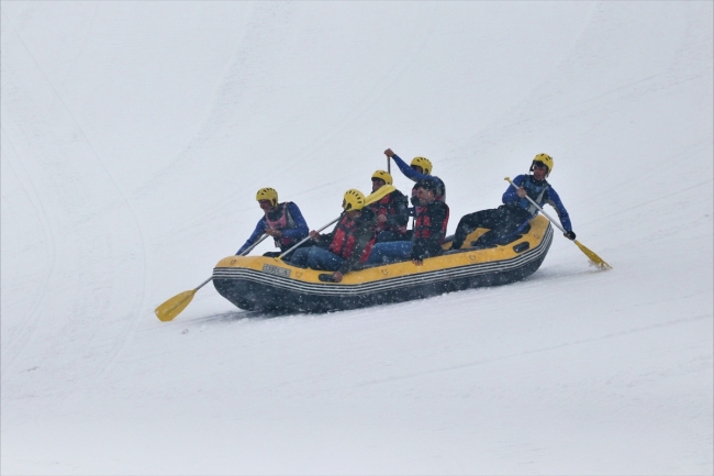 Van'da kayak festivali renkli görüntülere sahne oldu