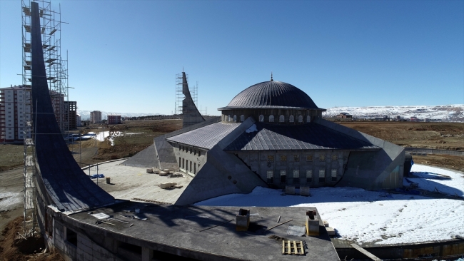 "Ay yıldız" şeklindeki cami açılışa hazırlanıyor