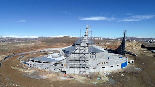 "Ay yıldız" şeklindeki cami açılışa hazırlanıyor