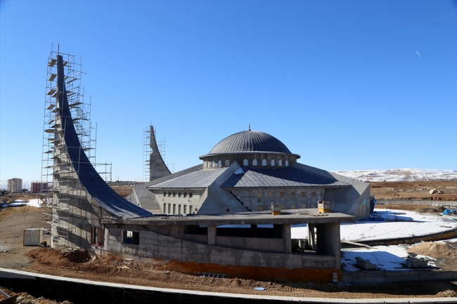 "Ay yıldız" şeklindeki cami açılışa hazırlanıyor