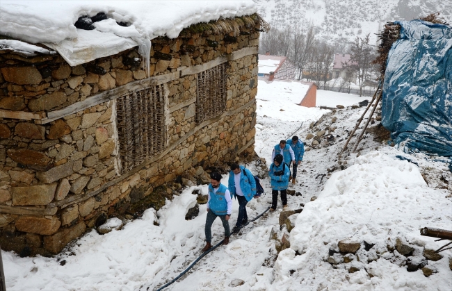 Karlı yolları aşarak şifa dağıtıyorlar