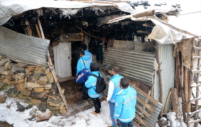 Karlı yolları aşarak şifa dağıtıyorlar