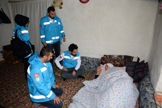 Karlı yolları aşarak şifa dağıtıyorlar