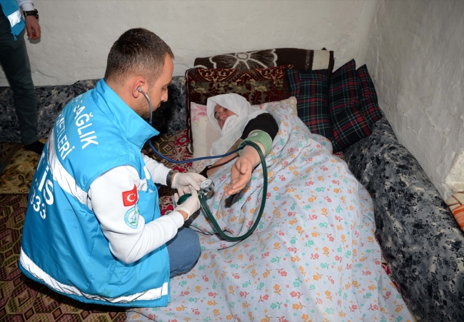 Karlı yolları aşarak şifa dağıtıyorlar