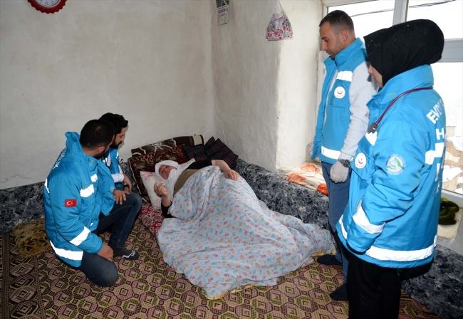 Karlı yolları aşarak şifa dağıtıyorlar