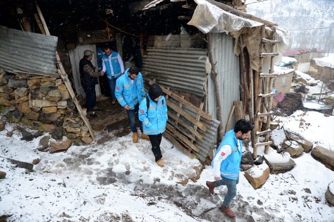 Karlı yolları aşarak şifa dağıtıyorlar