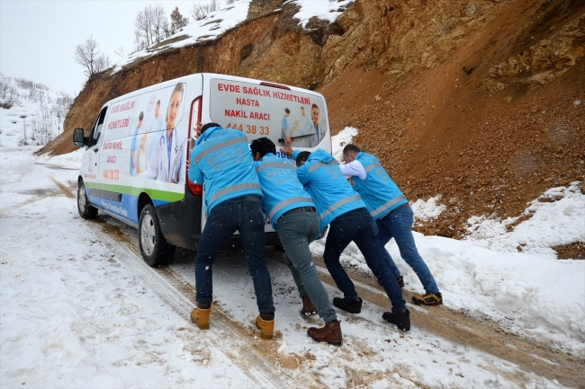 Karlı yolları aşarak şifa dağıtıyorlar