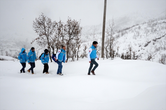 Karlı yolları aşarak şifa dağıtıyorlar