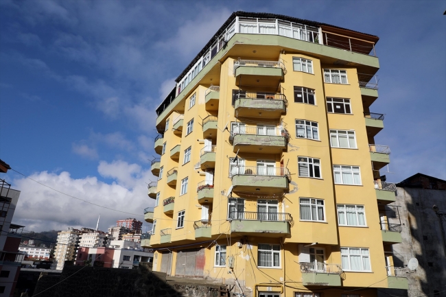 Rize'de tahliye edilen 8 katlı binada inceleme