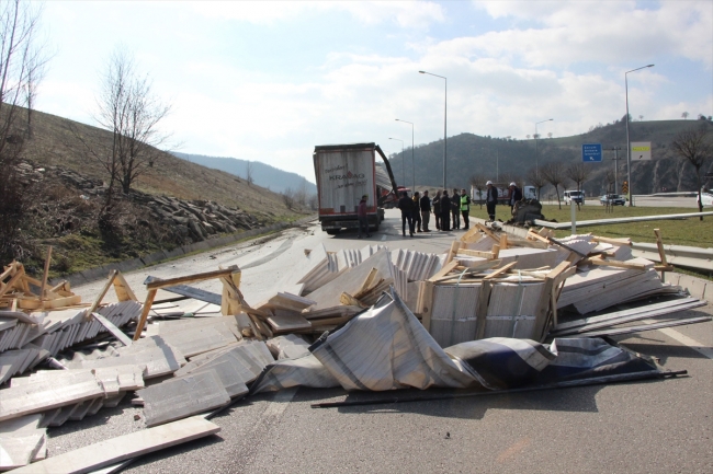 Tırın devrilen römorku Samsun-Ankara yolunda trafiği aksattı