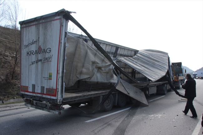Tırın devrilen römorku Samsun-Ankara yolunda trafiği aksattı