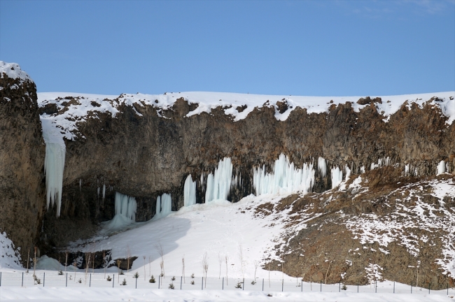 Diyadin Kanyonu'nda 30 metrelik buz sarkıtlar