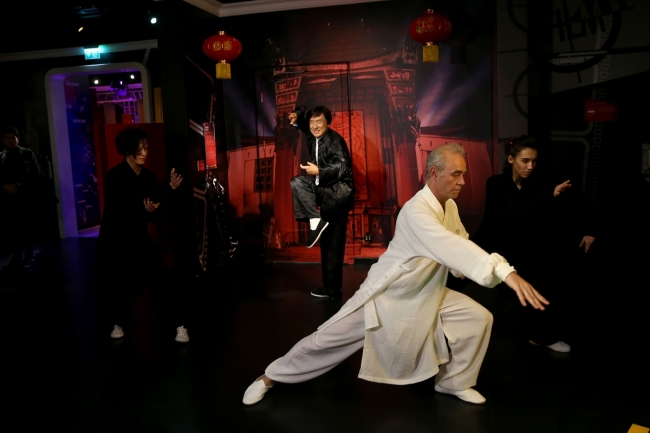 Ünlü aktör Jackie Chan'in bal mumu figürü sergiye açıldı
