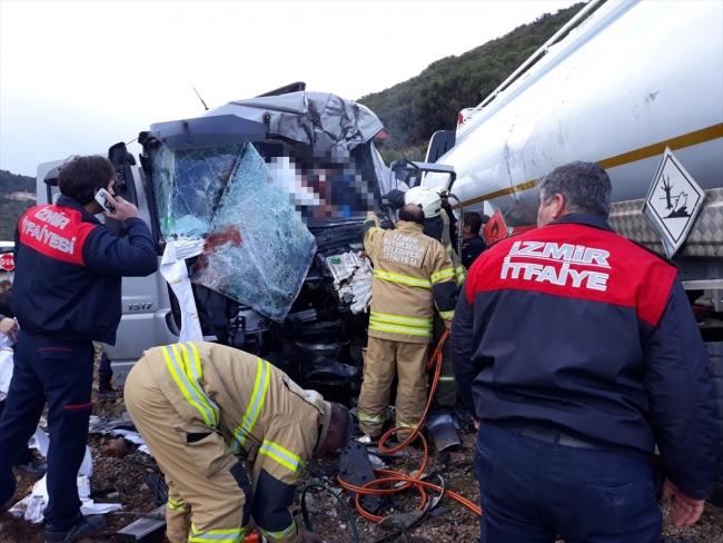 İzmir'de akaryakıt tankerleri çarpıştı: 3 yaralı