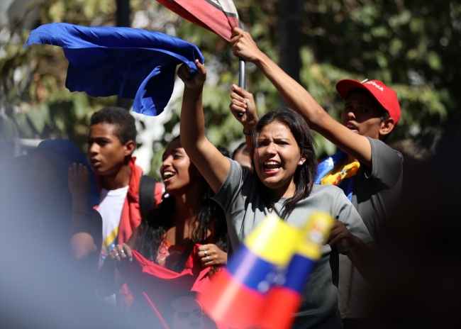Venezuela'da Maduro'nun genç destekçilerinden yürüyüş