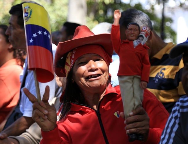 Venezuela'da Maduro'nun genç destekçilerinden yürüyüş