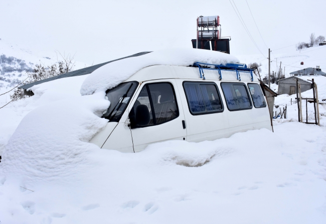 Evler kara gömüldü, 62 yol ulaşıma kapandı