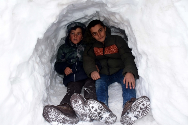 Evler kara gömüldü, 62 yol ulaşıma kapandı