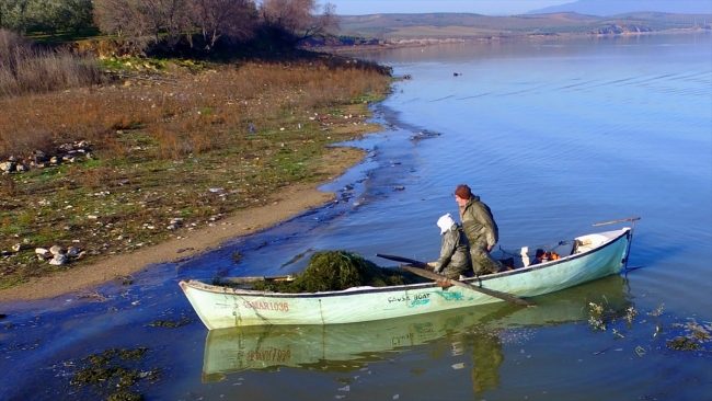 Marmara Gölü'nün yükselmesi balıkçıların yüzünü güldürdü