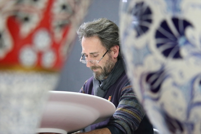 Çiniciliği mozaikle buluşturan sanatçı