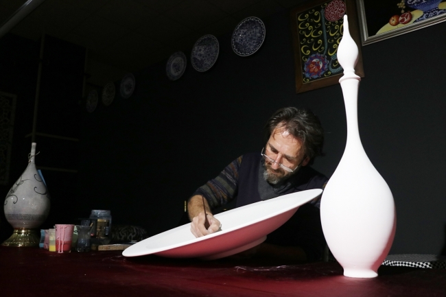 Çiniciliği mozaikle buluşturan sanatçı