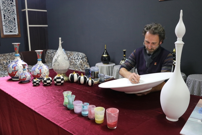 Çiniciliği mozaikle buluşturan sanatçı