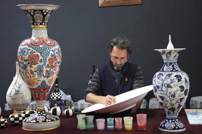 Çiniciliği mozaikle buluşturan sanatçı