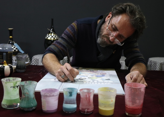 Çiniciliği mozaikle buluşturan sanatçı