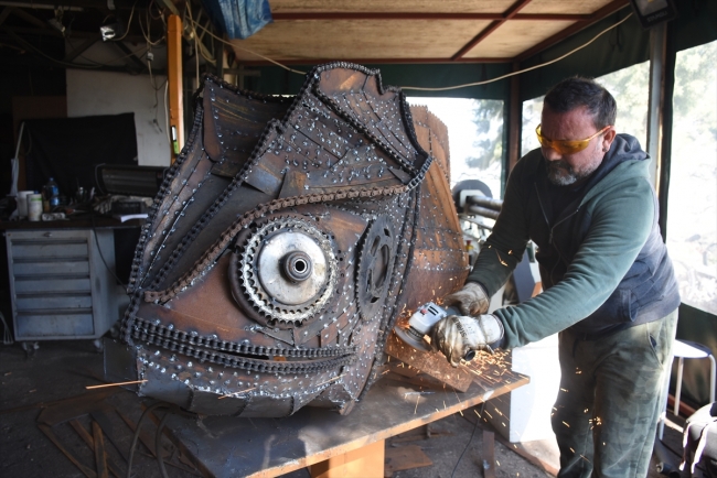 Hurda otomobil ve motosiklet parçalarına sanatsal dokunuş