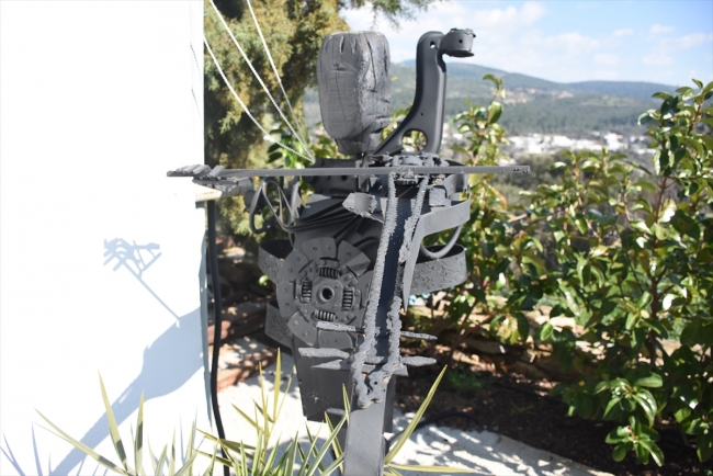 Hurda otomobil ve motosiklet parçalarına sanatsal dokunuş