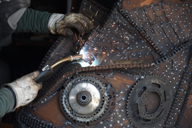 Hurda otomobil ve motosiklet parçalarına sanatsal dokunuş