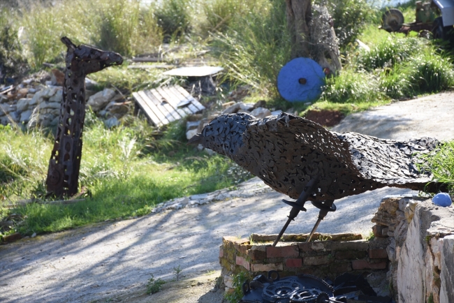 Hurda otomobil ve motosiklet parçalarına sanatsal dokunuş