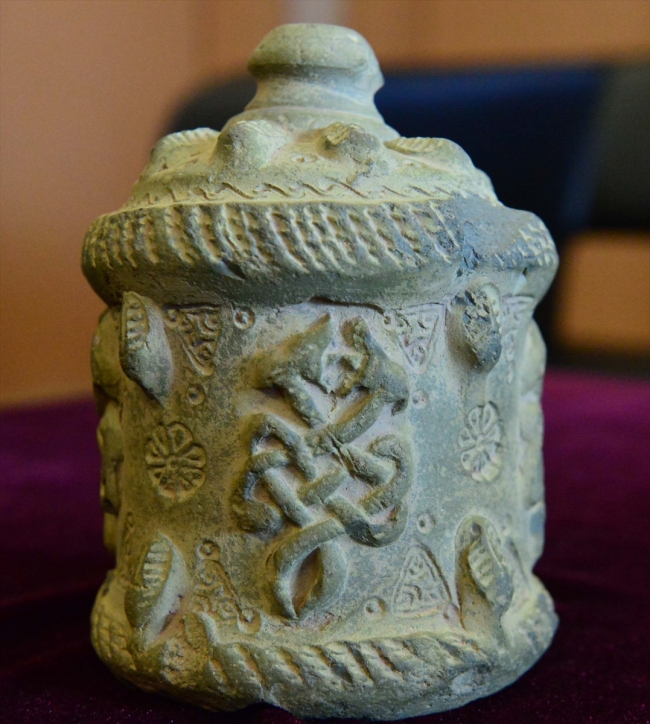 Şanlıurfa'da 9 asırlık ilaç şişesi bulundu