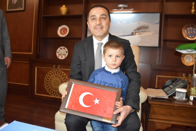 Kars'ta minik çocuğun bayrak sevgisi güvenlik kamerasında