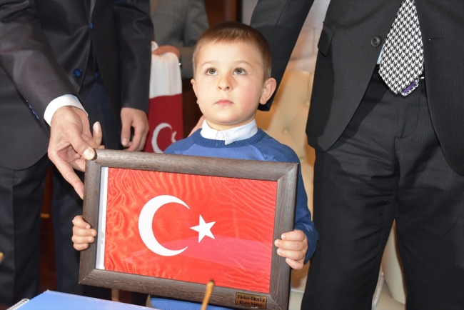 Kars'ta minik çocuğun bayrak sevgisi güvenlik kamerasında