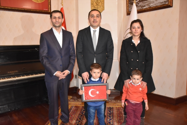 Kars'ta minik çocuğun bayrak sevgisi güvenlik kamerasında