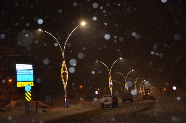 Görevlendirme yapılan Yüksekova'ya modern aydınlatma sistemi